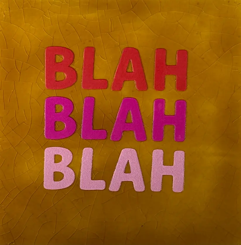 Tegeltje "blah blah blah" oker