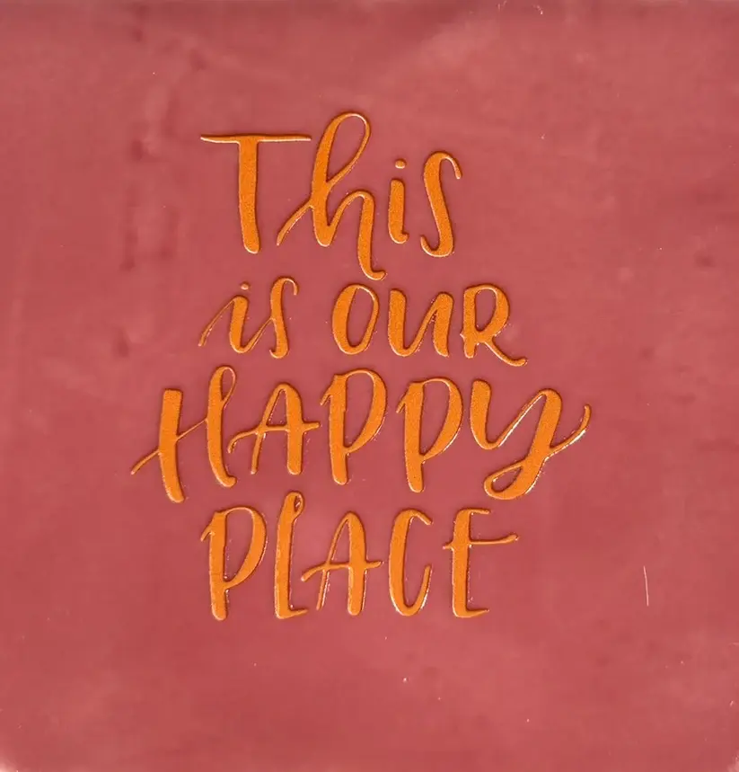 Tegeltje 'this is our happy place' roze