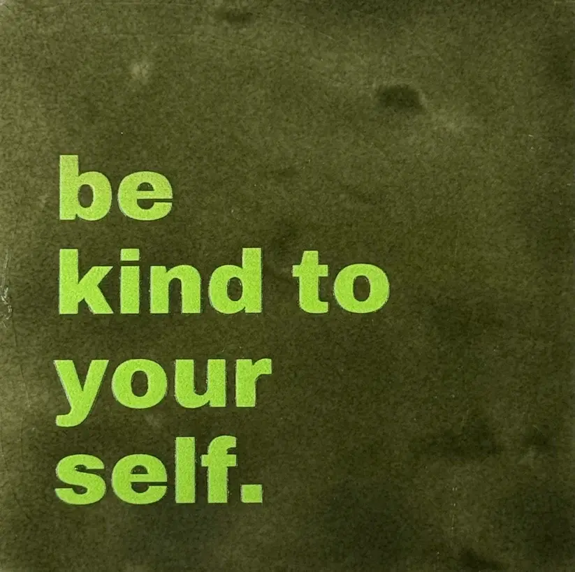 Tegeltje be kind to yourself' olijf/lime