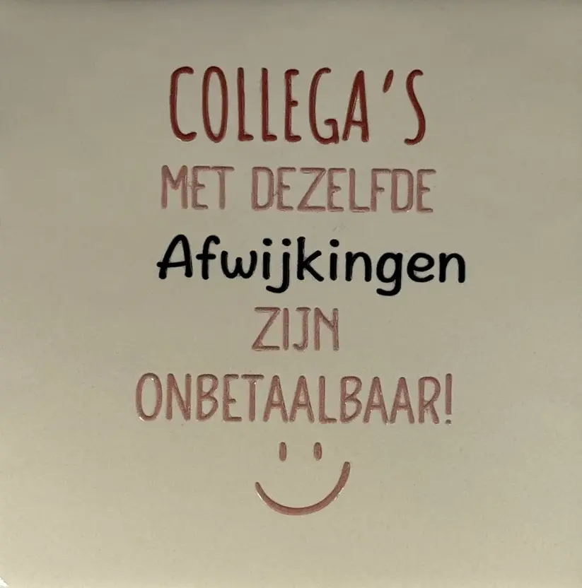 Tegeltje 'collega's met dezelfde afwijking zijn onbetaalbaar' creme/taupe (nude roze-zwart)