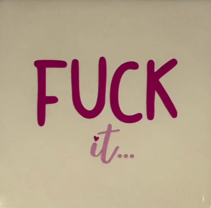 Tegeltje fuck it' creme/knalroze