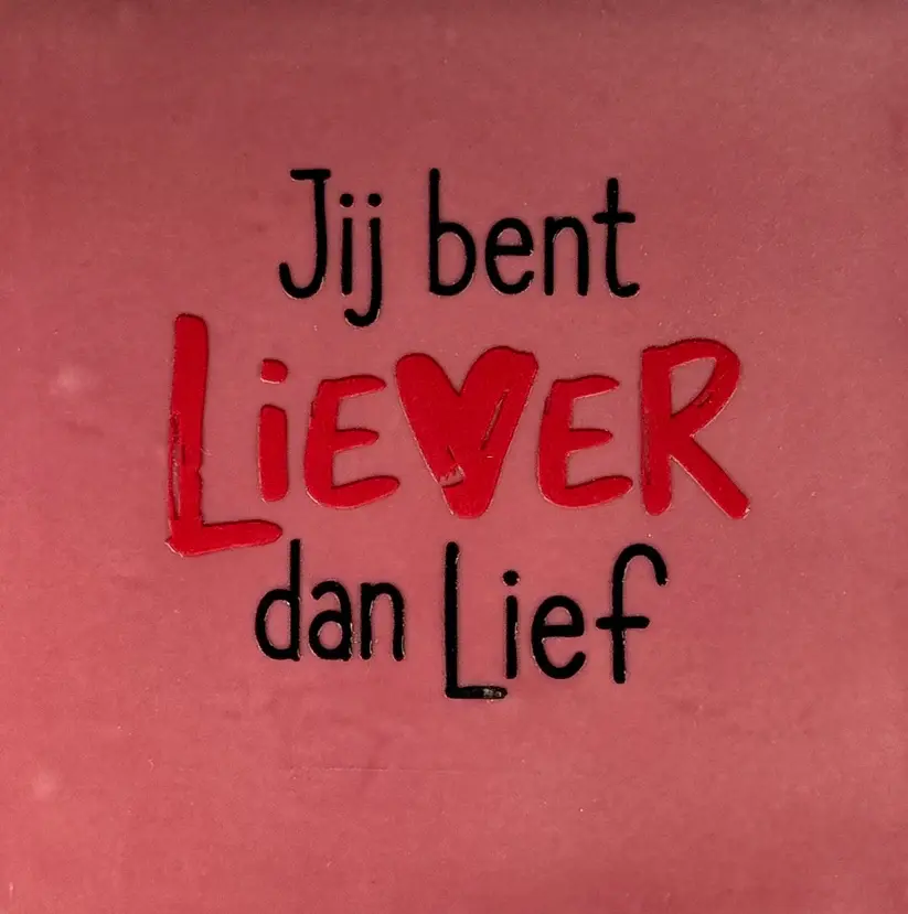 Tegeltje 'jij bent liever dan lief' roze/rood(zwart)
