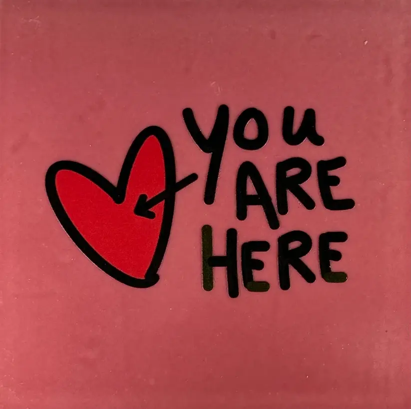 Tegeltje 'you are here' roze/zwart(rood)