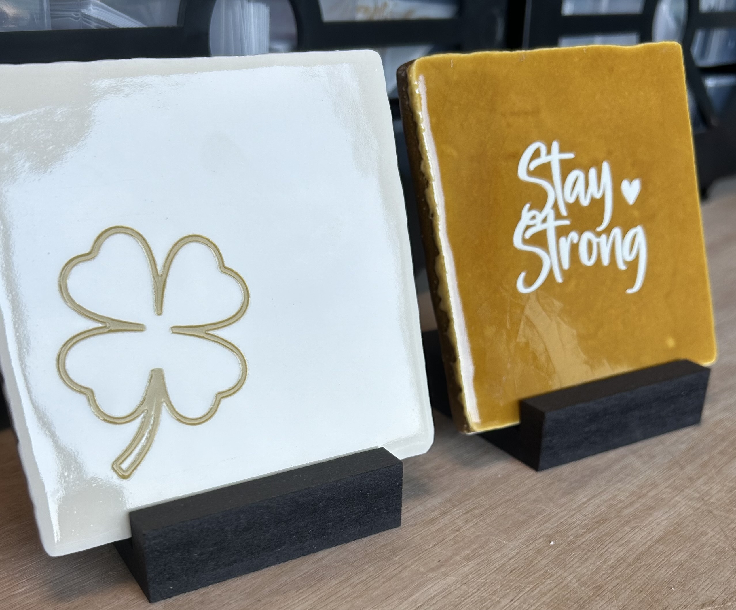 Tegeltje display black