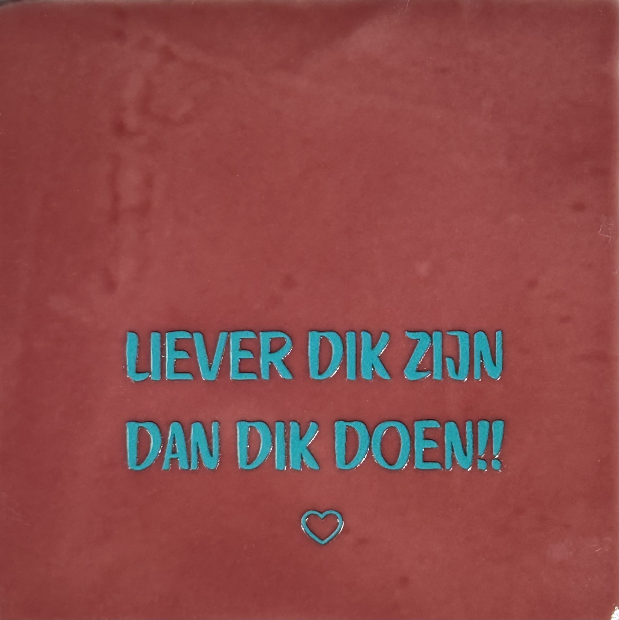 Tegeltje Liever dik zijn dan dik doen